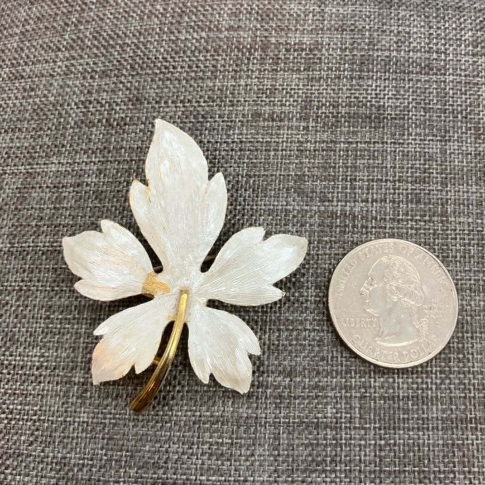 LG Leaf Pin Brooch As Is White Enamel Gold Flower Vintage Retro Soft Girl Granny
